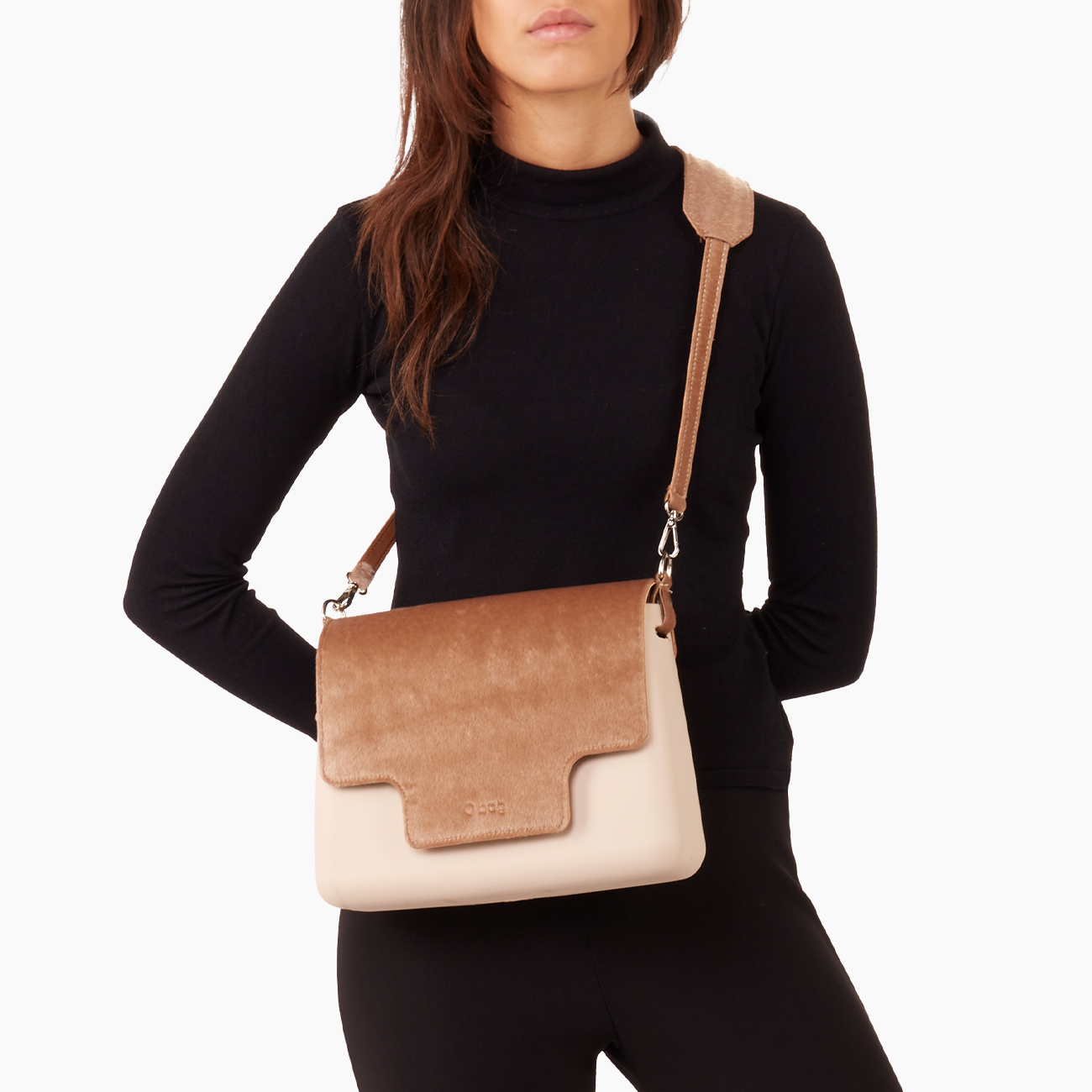 Tracolla extraslim con clip e spallaccio cavallino sabbia - O bag Official Website